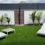 Lejlighed Home2book Stylish Pool & Terrace