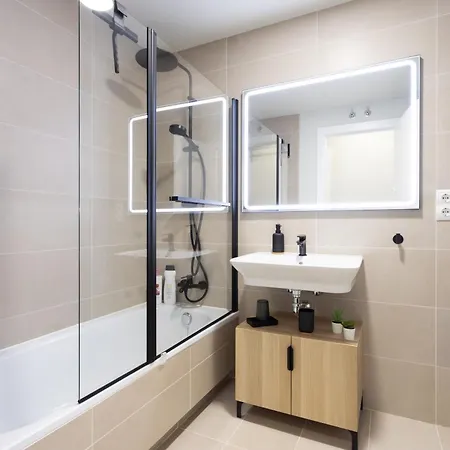 Home2book Stylish Pool & Terrace דירה